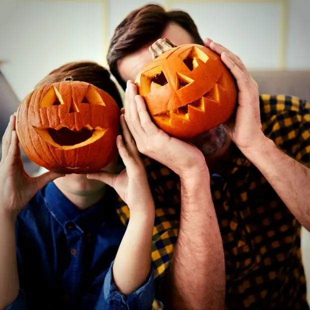 Due ragazzi con la zucca sul volto, simbolo della festa di Halloween