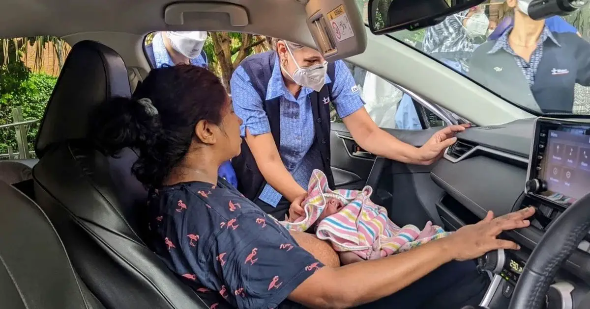 Madhavi Leuke Bandara gave birth in her outside the hospital