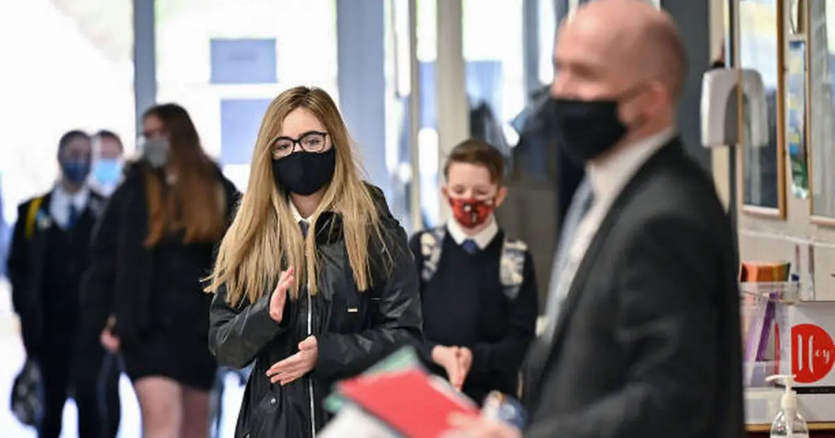 Secondary pupils to wear face masks in class when they go back in fight against Omicron