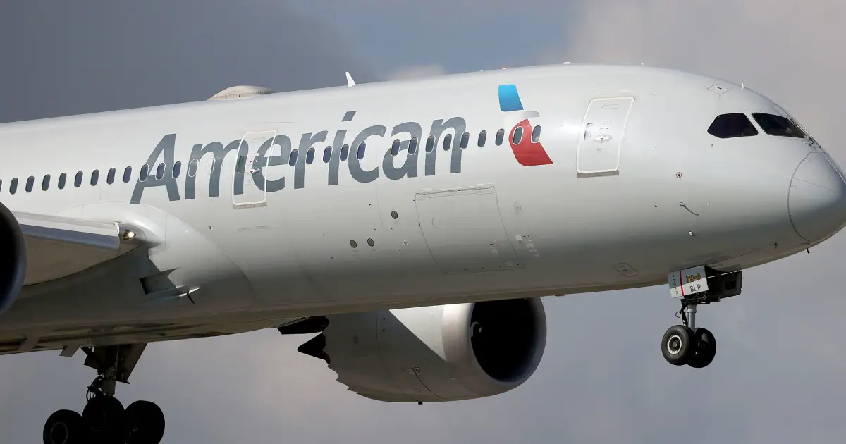Traveler enters cockpit, causes damage on Miami-bound plane, American Airlines says