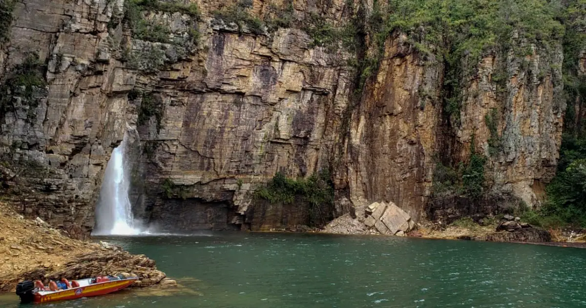 Wall of rock falls on boaters on Brazilian lake killing least 6, injuring 32