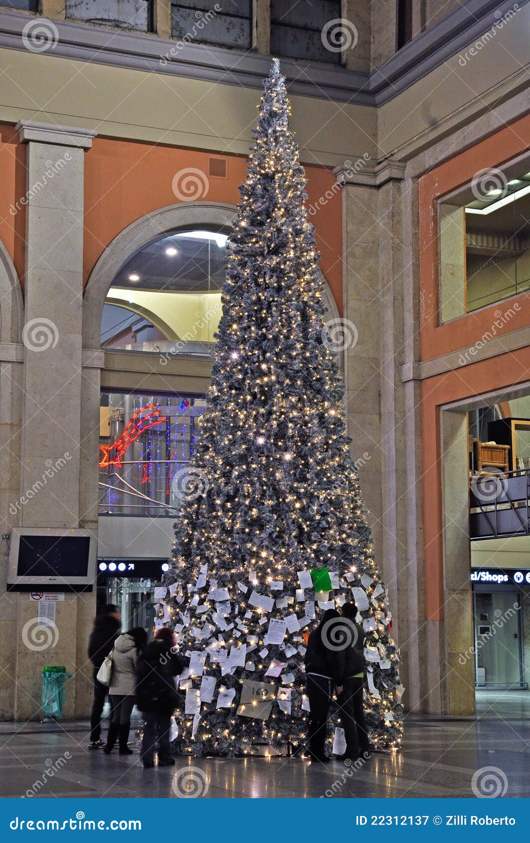 Albero Di Natale A Torino.Albero Di Natale Porta Nuova Torino