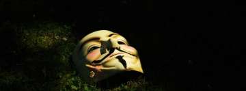 Máscara anónima en el jardín