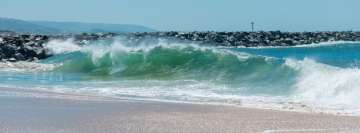 Grosse vague sur la plage