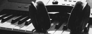 Schwarz-weißer Kopfhörer am Klavier Facebook Cover-bild