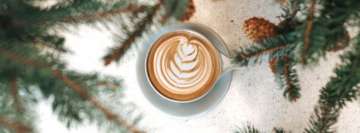 Café y árbol de Navidad