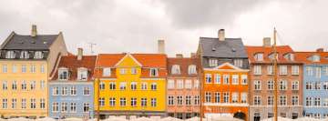 Színes házak Dániában folyó Facebook-fal háttér