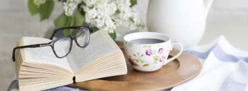 Virág kávéscsésze és könyv