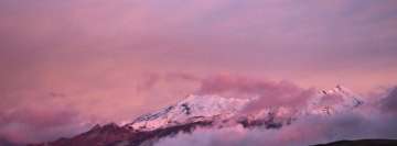 Cielo rosa y montañas invernales