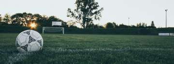 Balón de fútbol esperando una patada Foto de portada de Facebook