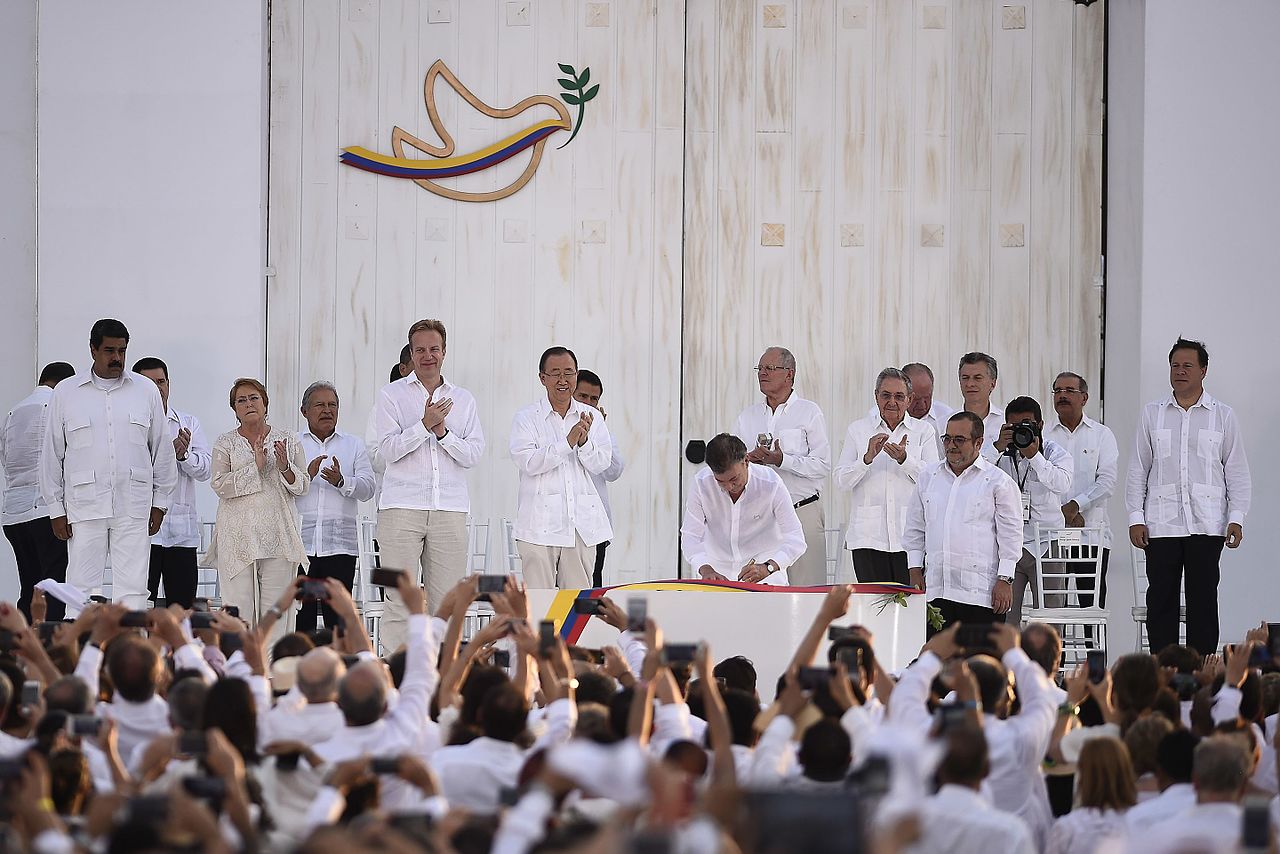 Jefa de Estado participa en ceremonia de la Firma de la Paz entre el Gobierno de Colombia y las FARC E.P. (29953487045).jpg