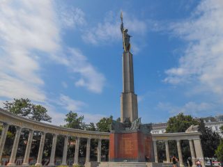 Памятник советским воинам, погибшим при освобождении Австрии от фашизма  на Шварценбергплац