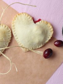 cranberry pies, pomegranate pies, cranberry pomegranate pies, heart shaped pies, mini heart shaped pies, mini pies, valentines day pies, valentines day desserts, recipes, desserts, food