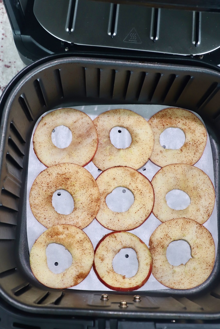apple slices in air fryer basket