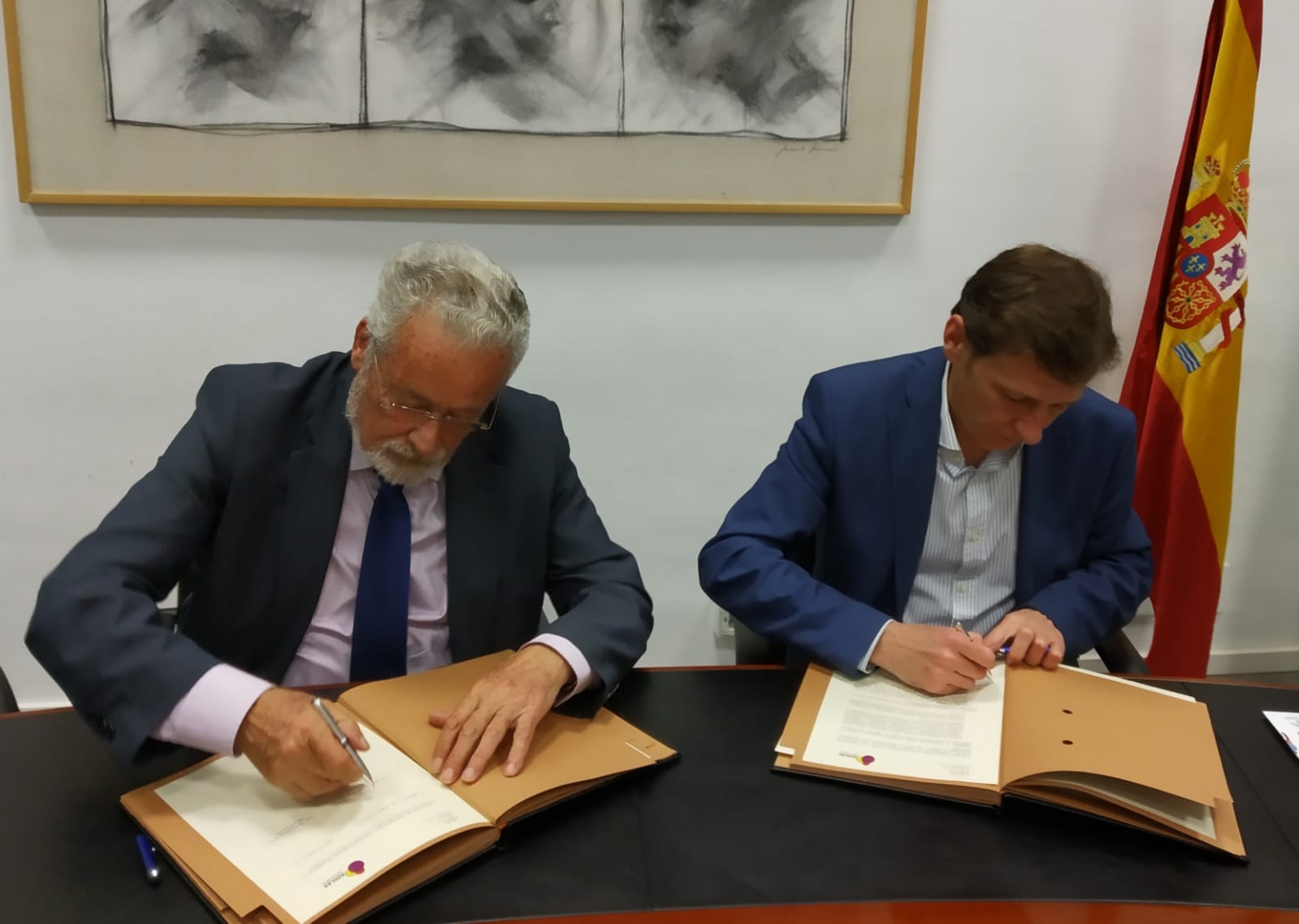 El Defensor del Pueblo, Jesús Maeztu Gregorio de Tejada, y el presidente de ADICAE Andalucía, Fernando Herrero, firman un convenio de colaboración