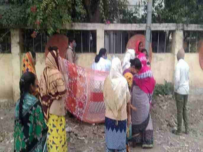 Ahmednagar woman gave birth on the road as the health center showed the way out