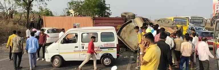 Six injured in container-car accident