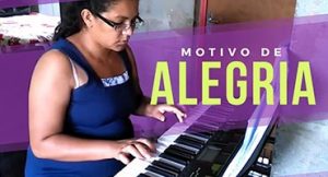 Dona de casa realiza o sonho de tocar piano – sem sair de casa!