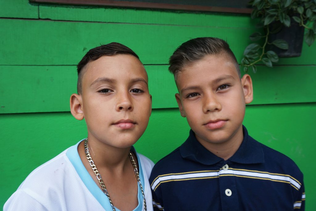 Sneidher and Darien, 11 and 10, are cousins who get to visit their family in La Palma for one week a year. Both watched their parents separate and move far away from each other. Sneidher lives with his father a few hours from his sister and mother. Darien lives with his mother on the coast and is no longer in contact with his father. Sneidher has an impeccable sense of humor, is out-going and loving. Darien is quiet, sensitive and selfless. Both dream of visiting the United States to meet family members who have immigrated.