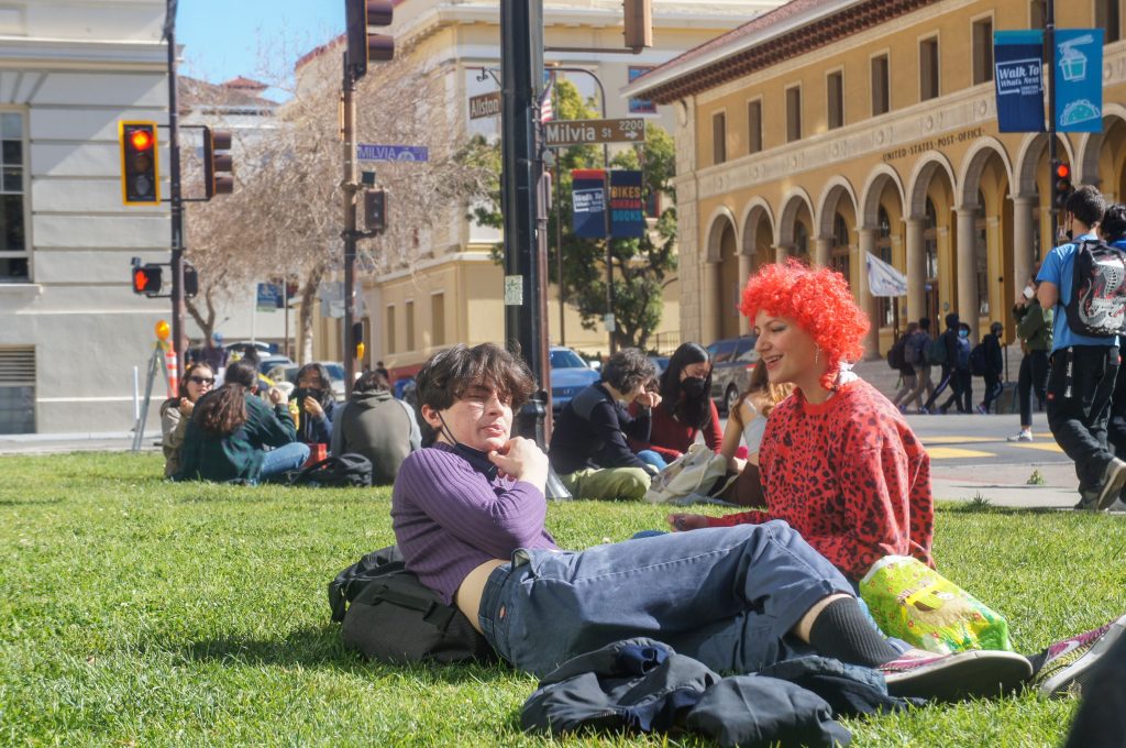 Georgia Davidson and Travis Baldwin, BHS students, eat lunch at Civic Center Park.