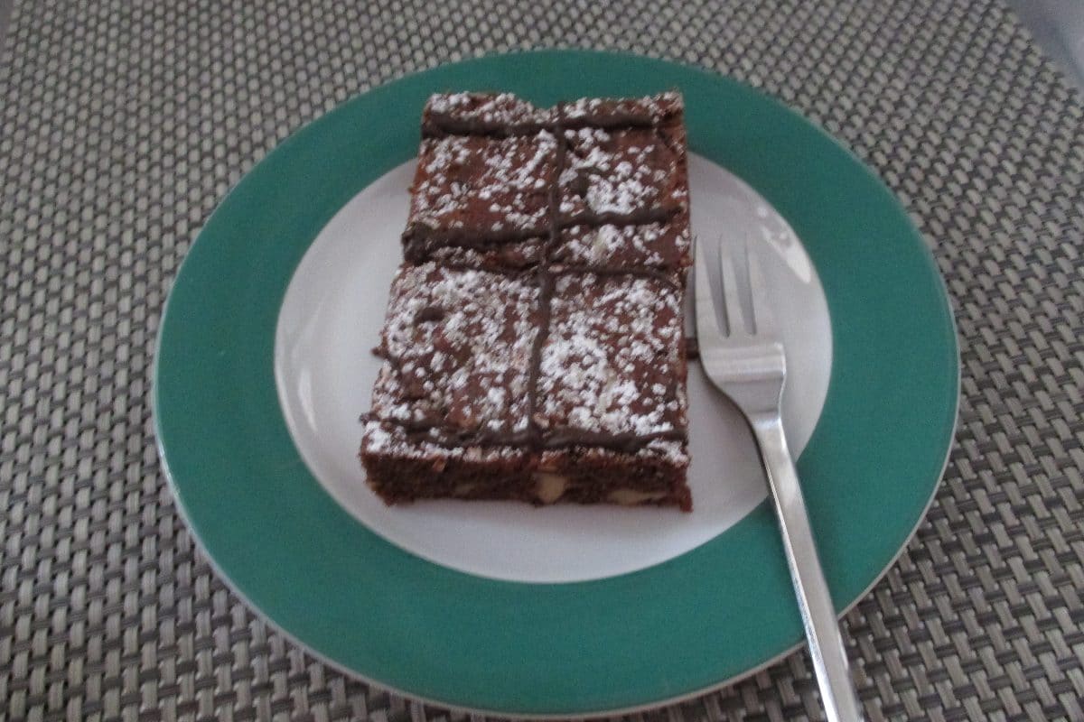 Brownies mit Walnuessen und weißer Schokolade