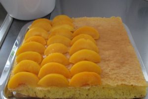 Rezept Obstkuchen mit Pfirsichen und Maracujaglasur - einfacher Sahnekuchen Obstkuchen mit Pfirsichen ohne Mehl