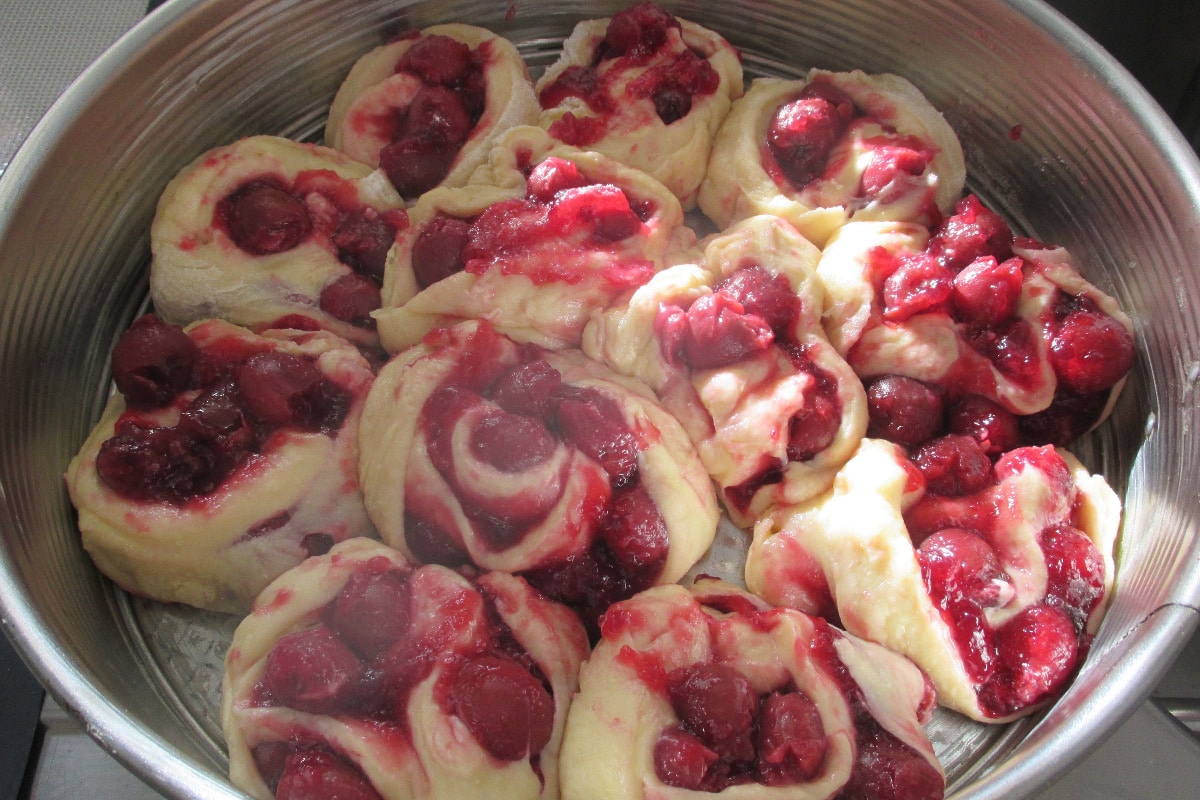Rosettenkuchen mit Kirschen, einfach zu backen
