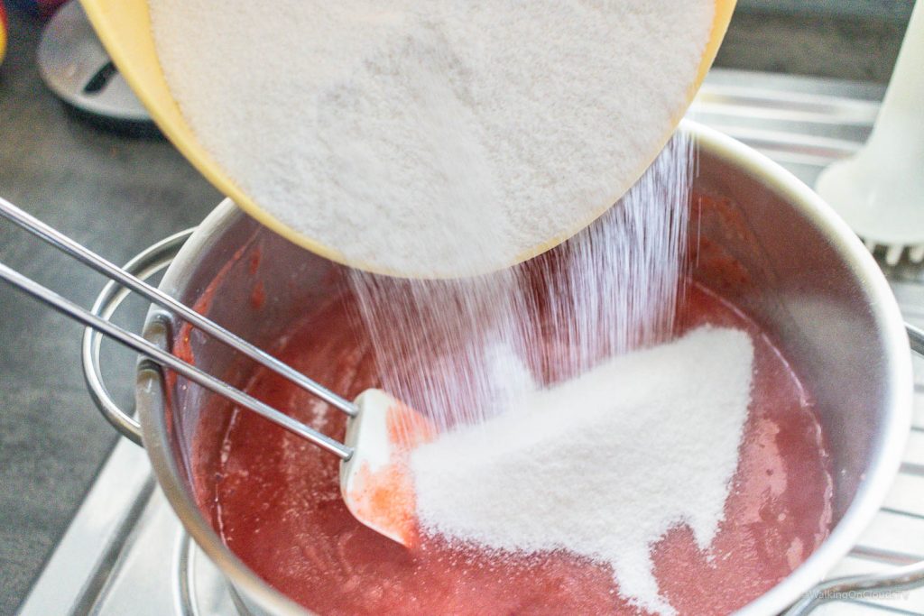 Rezept für Erdbeer-, Rhabarbermarmelade mit etwas Vanille - einfach selbstgemacht - Kochrezept - schnell gemacht