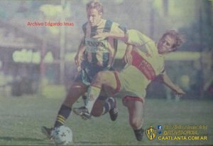 1998/99. Empataron 1 a 1 en Villa Crespo por la B Nacional. Aquí luchan Polonsky, de Atlanta, y Martín Méndez, del Gallo.