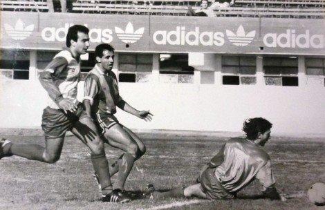 Marcos Leiva convierte al arquero Rubén Areso y conquista el primer tanto de la victoria 3-0 de Atlanta a Douglas Haig en el comienzo del Nacional B 1990/91 en Villa Crespo. El Bohemio descendería.