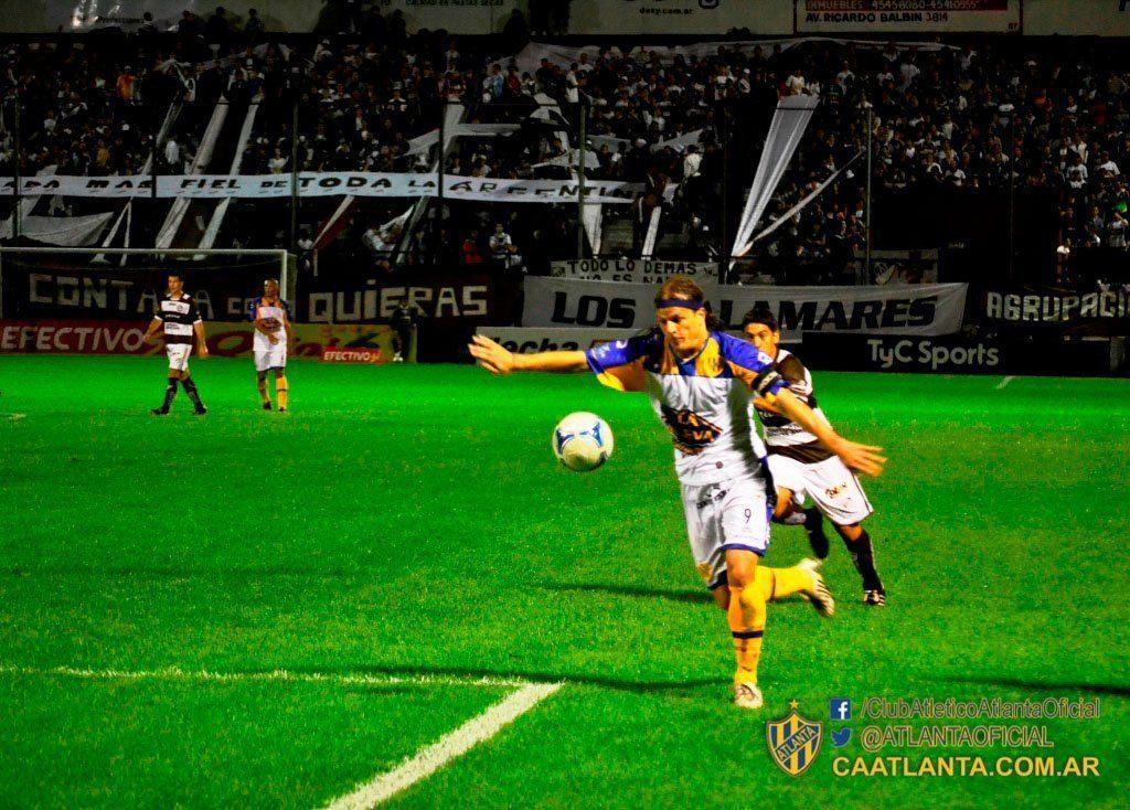 Andrés Soriano, en la cancha de Platense en 2012. Era el último jugador bohemio que había anotado un hat trick.