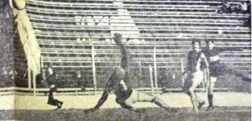 El primer gol de Boca, que ganó 3 a 1 el primer partido final de la Copa Argentina. Ramón Ponce bate al arquero de Atlanta, Daniel Carnevali. Se jugó en la vieja cancha de San Lorenzo de Almagro. (Foto archivo Edgardo Imas)