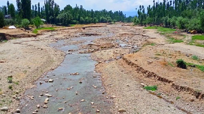 With rising temperature, rivers dry up in Kashmir - Dilpaziir Digpu News