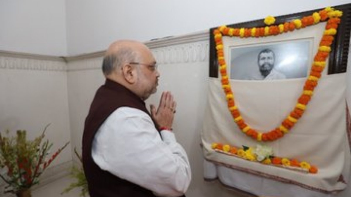 Amit Shah pays tribute to Swami Vivekanand in Kolkata
