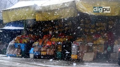 Heavy snowfall in Kashmir prompts authorities to sound high alert - Digpu News