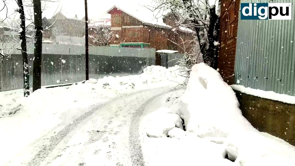 Shared grief amid snowfall in Kashmir - Digpu News