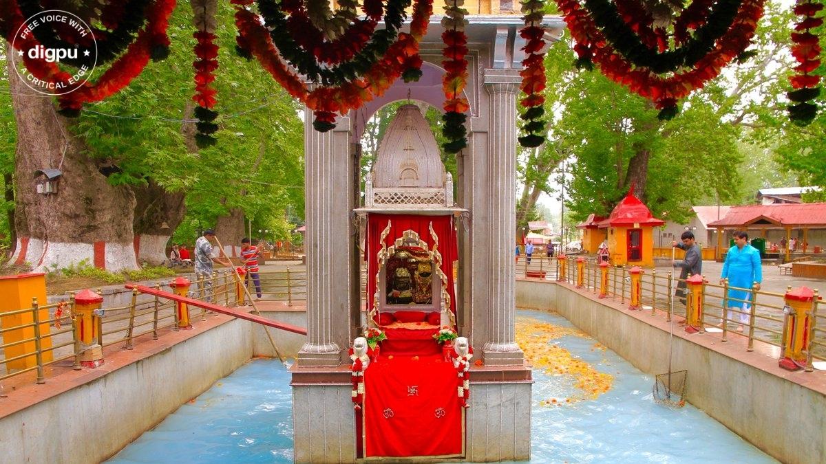 Normal or blue spring water in Kheer Bhawani Temple