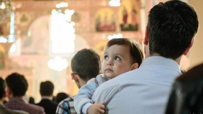Sondaj CURS: Biserica rămâne instituția în care românii au cea mai mare încredere
