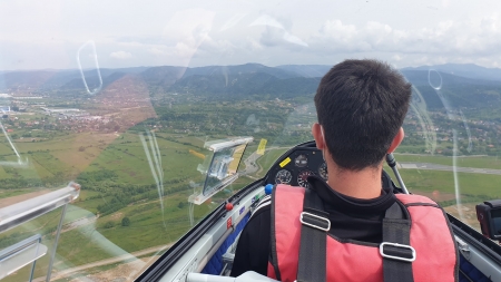 Pentru tineri: Cursuri gratuite de planorism și parașutism la Aeroclubul Baia Mare (FOTO)