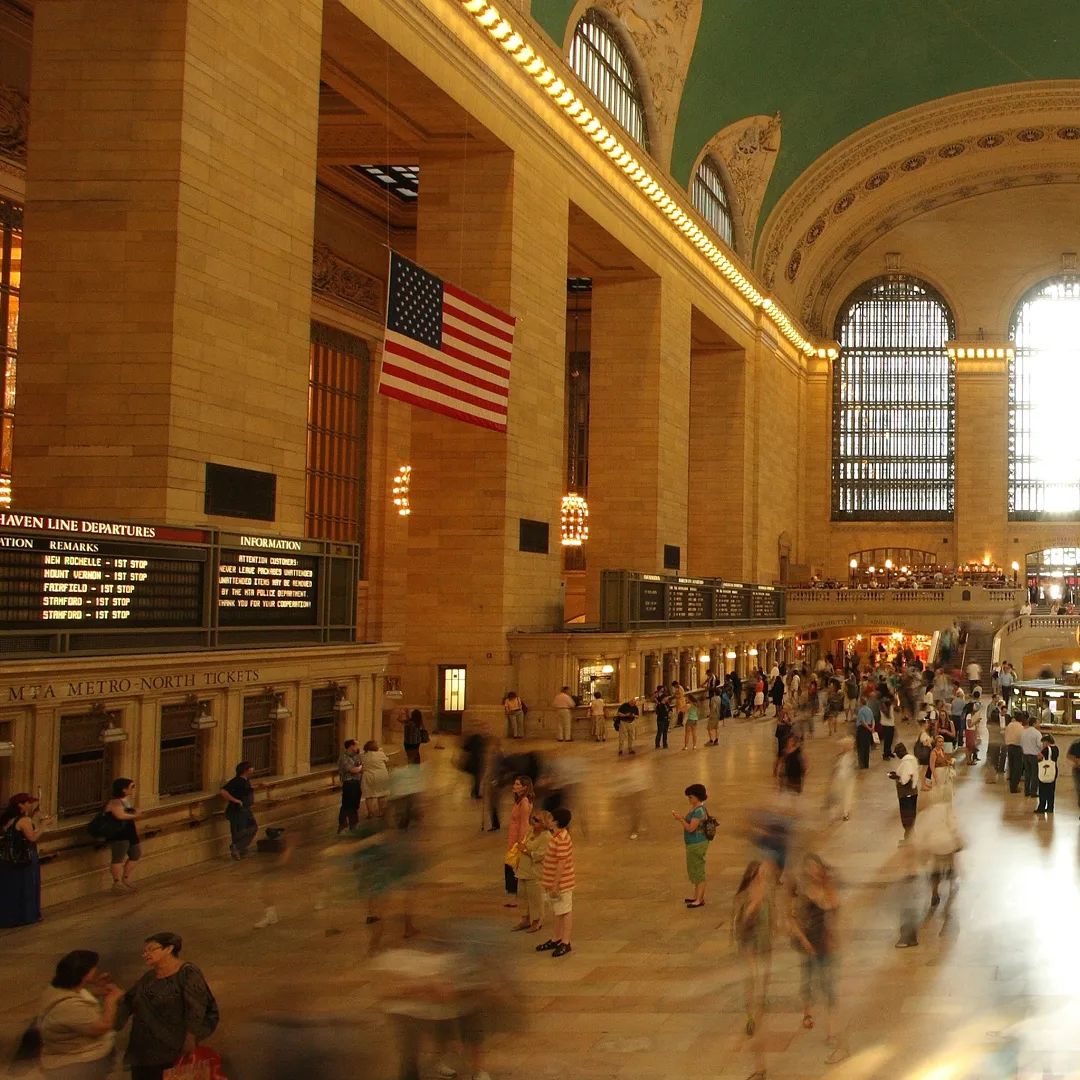 Interior of the Grand Central Station full with people. 