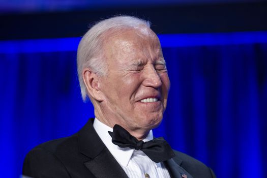 El presidente Joe Biden escucha al comediante Trevor Noah bromeando sobre su gobierno, durante la Cena de Corresponsales de la Casa Blanca.