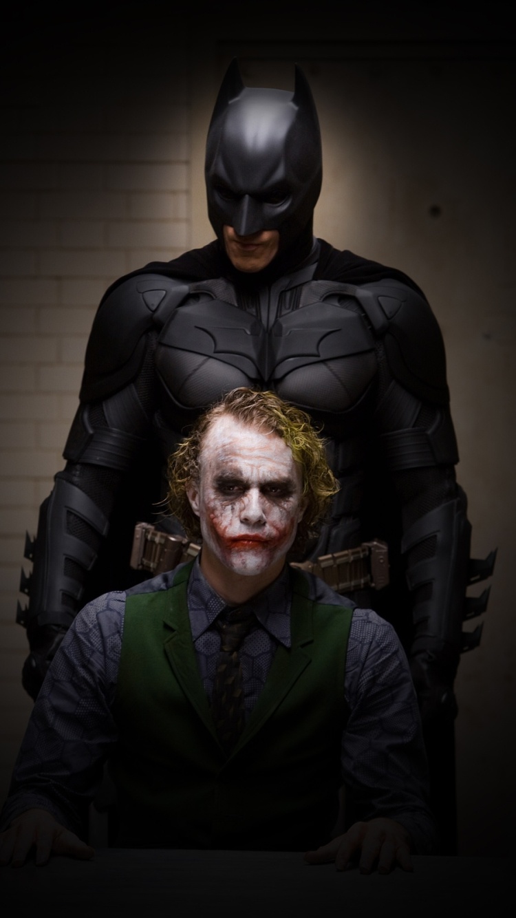 Fondo de pantalla para el móvil de la película de superhéroes El Caballero Oscuro con Batman y el Joker