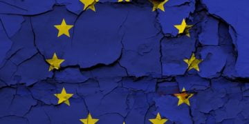 一面破碎的欧洲旗帜正在裂开，显示出欧盟和欧洲的崩溃。 这具有英国退欧和第50条的含义。