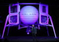 WASHINGTON, DC - 09. MAI: Jeff Bezos, Eigentümer von Blue Origin, stellt während einer Veranstaltung im Washington Convention Center, 9. Mai 2019 in Washington, DC, eine neue Mondlandefähre namens Blue Moon vor. Bezos sagte, das Modul werde verwendet, um Menschen erneut auf dem Mond zu landen. (Foto von Mark Wilson / Getty Images)