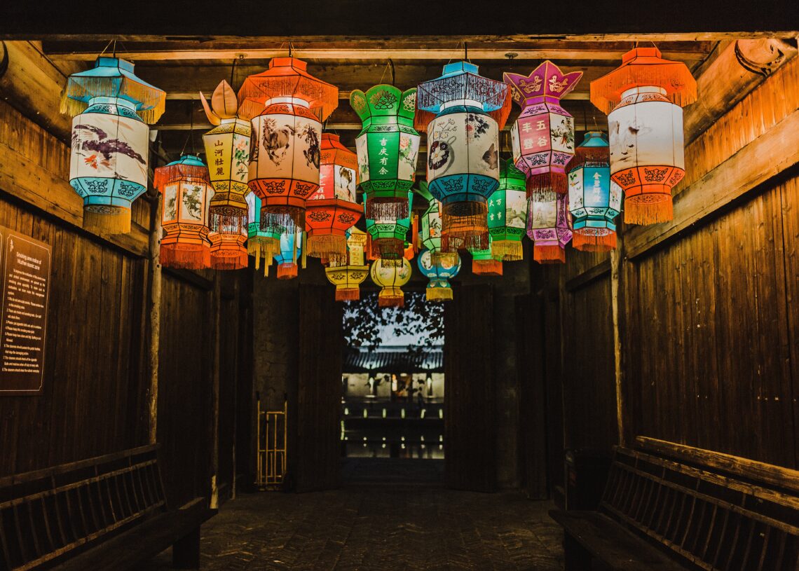 部屋の中のさまざまな色の中国のランタンの写真