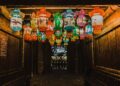 foto de lanternas chinesas em cores variadas dentro do quarto