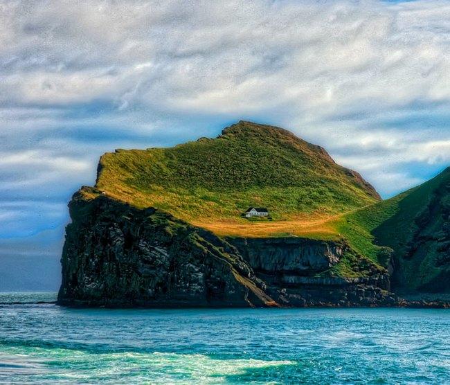 Απομονωμένα σπίτια | Ιsolated Ηouses ● Νο 17 ● Σπίτι μπροστά στην θάλασσα στο Vestmannaeyjar Ισλανδίας