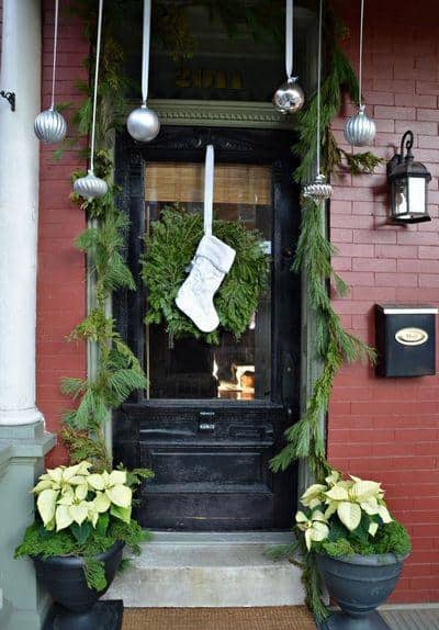 stunning-christmas-front-door-decor-ideas-40