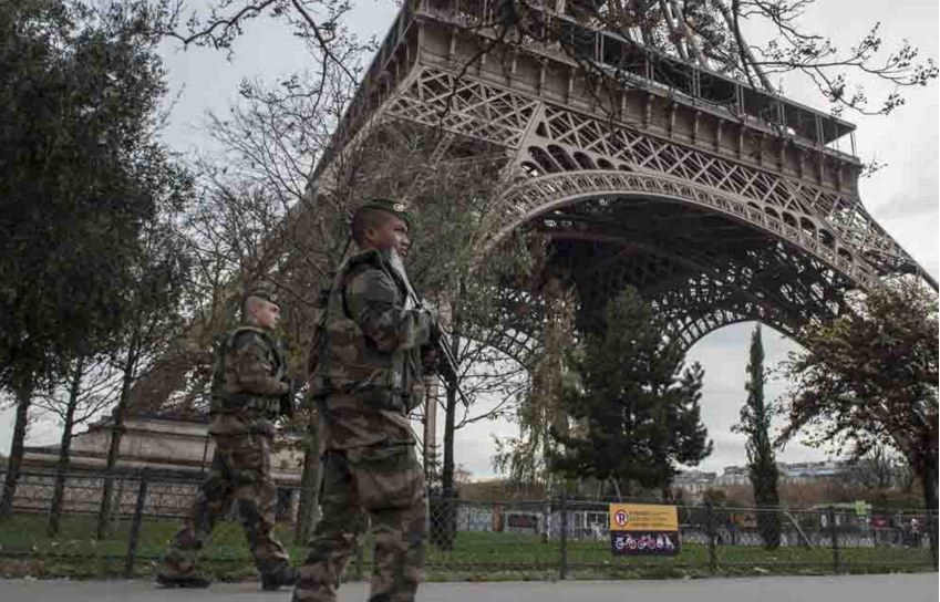 La Torre Eiffel, custodiada (Foto: Ministerio de Defensa)