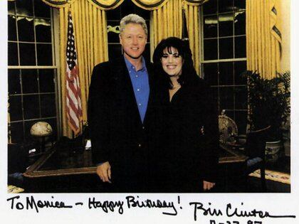 Una fotografía firmada por el presidente Bill Clinton en 1997 con motivo del cumpleaños de su becaria favorita, Monica Lewinsky. El escándalo casi le cuesta la presidencia al líder demócrata